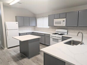 11906 Sonora Springs Dr in Tomball, TX - Building Photo - Building Photo