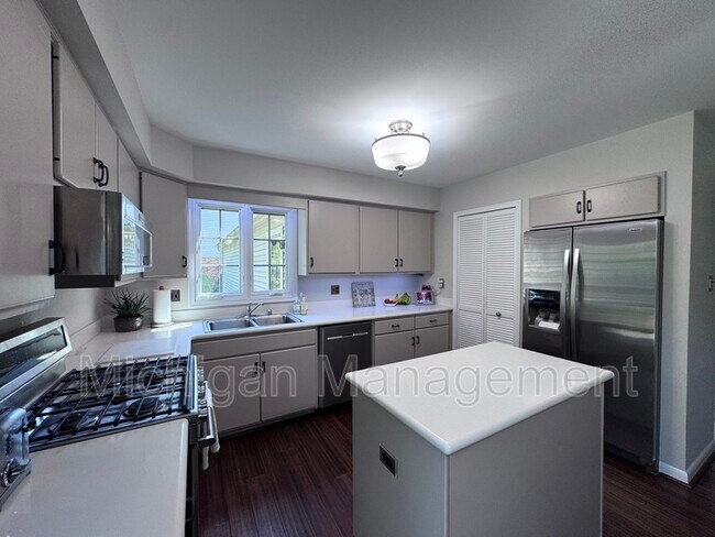 42098 Banbury Rd in Northville, MI - Building Photo - Building Photo