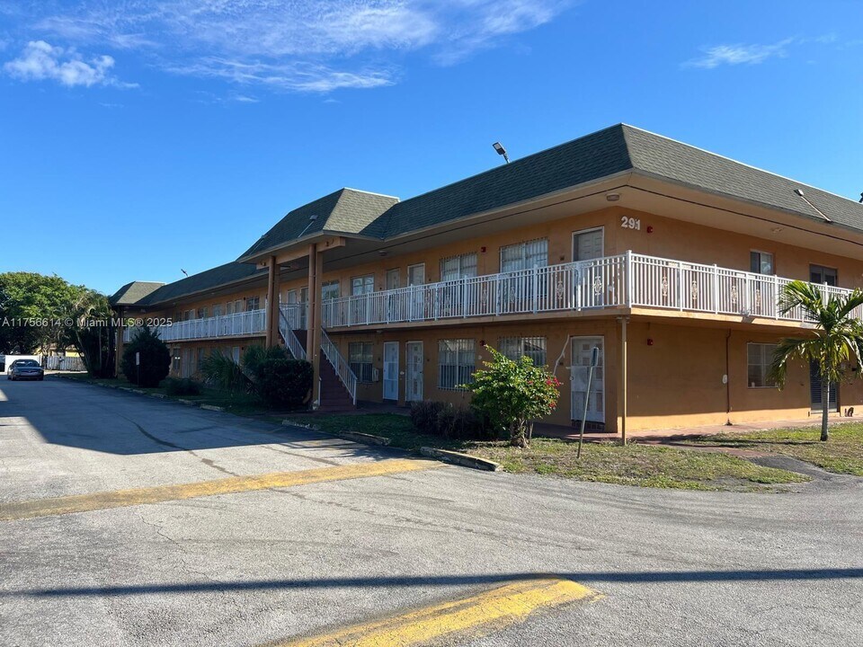 291 NW 177th St in Miami, FL - Building Photo