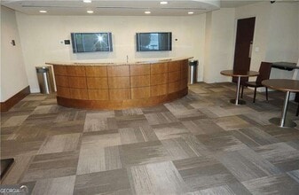 3324 Peachtree Rd NE in Atlanta, GA - Building Photo - Building Photo