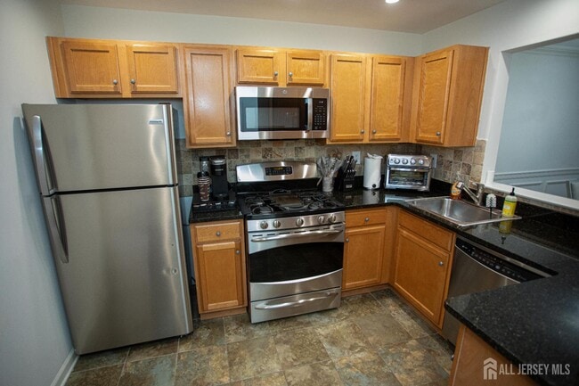 124 Adamecs Way in South Amboy, NJ - Building Photo - Building Photo