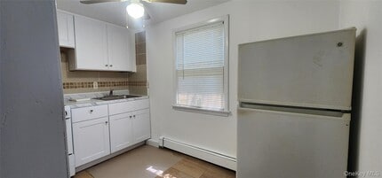 231 West Ave in Patchogue, NY - Building Photo - Building Photo