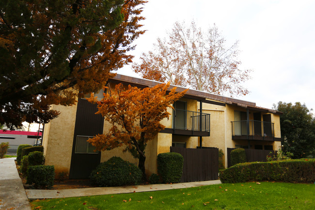 College View Apartments in Bakersfield, CA - Foto de edificio - Building Photo