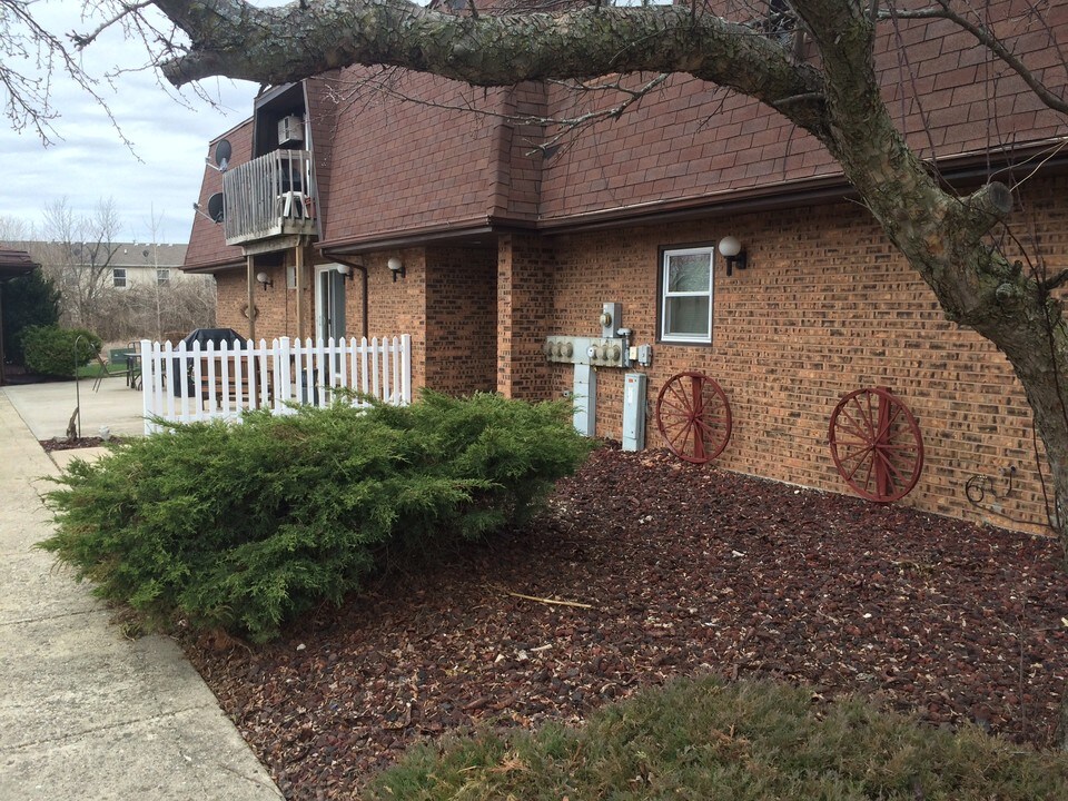 235 Woodrow Ave in Manhattan, IL - Building Photo