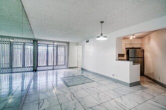 212 Lake Pointe Dr, Unit 102 in Oakland Park, FL - Foto de edificio - Building Photo