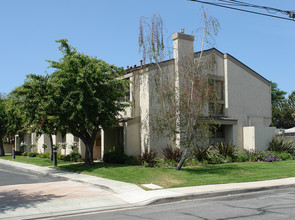 Cecil Place in Costa Mesa, CA - Building Photo - Building Photo