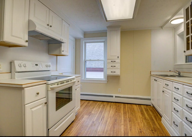 64 Bradbury St, Unit 3 in Biddeford, ME - Foto de edificio - Building Photo