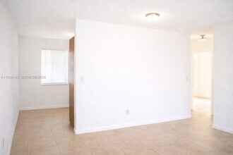 932 Moffett St in Hallandale Beach, FL - Building Photo - Building Photo