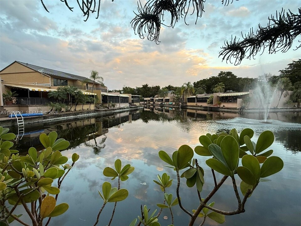 16005 Kingsmoor Way in Miami Lakes, FL - Building Photo