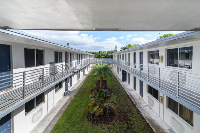 Prestige Gardens in North Miami, FL - Building Photo - Building Photo