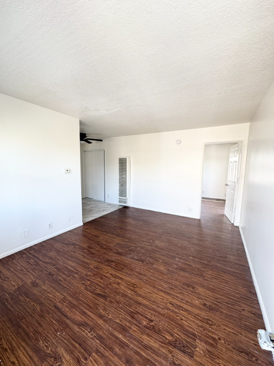 6624 Sylmar Ave in Van Nuys, CA - Building Photo