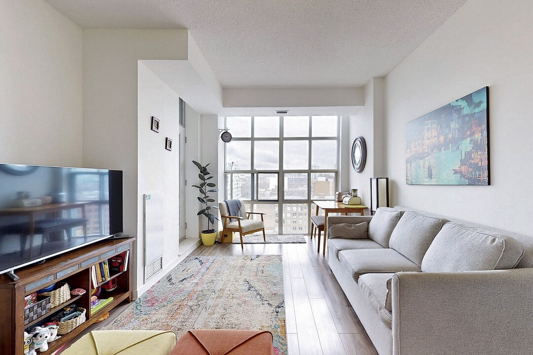 438 Richmond St W in Toronto, ON - Building Photo