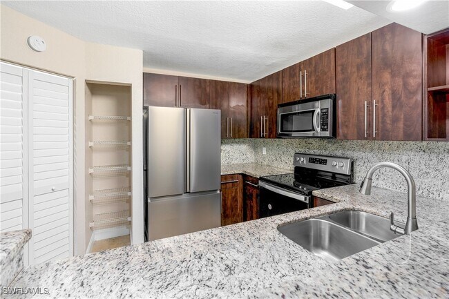 169 Santa Clara Dr in Naples, FL - Building Photo - Building Photo