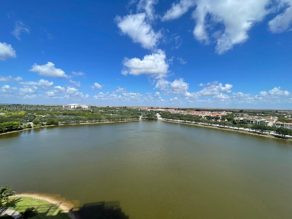 2641 N Flamingo Rd in Sunrise, FL - Building Photo