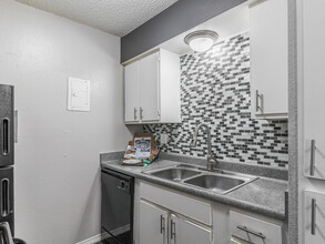 Landry Apartment in Norman, OK - Building Photo - Interior Photo