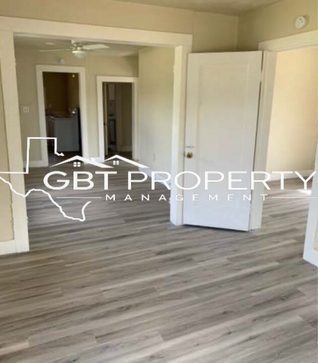 1108 E Lee Ave in Kingsville, TX - Building Photo