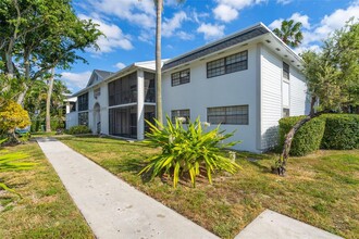 18965 NW 62nd Ave in Hialeah, FL - Building Photo - Building Photo