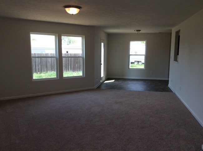 4664 Willowbrook Dr in Columbus, IN - Foto de edificio - Building Photo