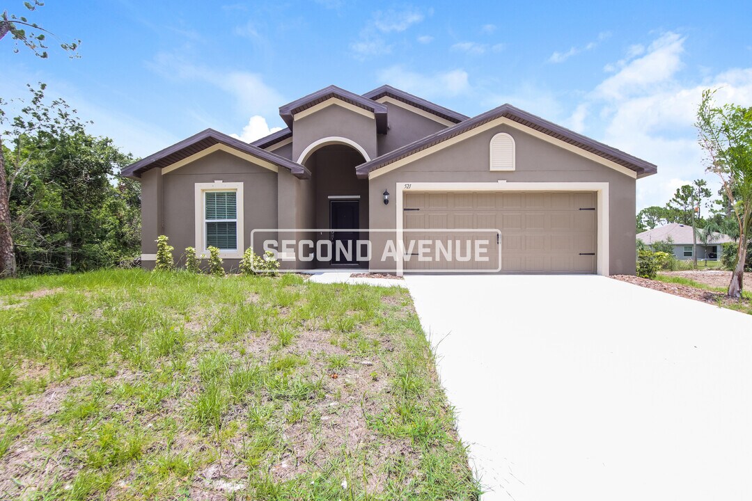 521 Breakwater St SE in Palm Bay, FL - Building Photo