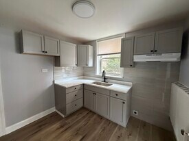 2417 W Farragut Ave, Unit G in Chicago, IL - Building Photo