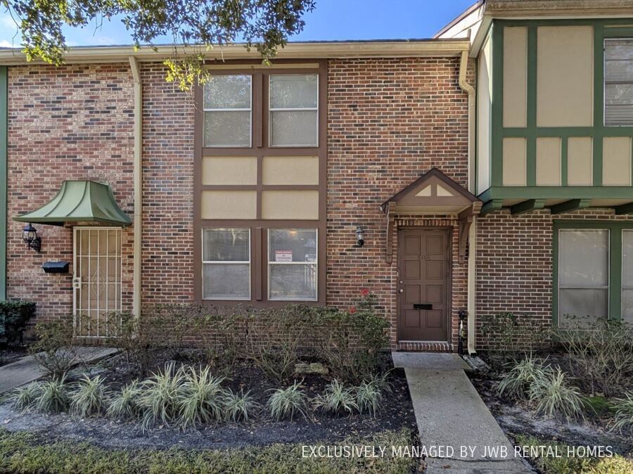 8166 Trafalgar Square in Jacksonville, FL - Building Photo