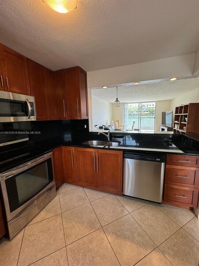 4000 NE 169th St in North Miami Beach, FL - Building Photo - Building Photo