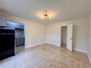 7137 SW 22nd St in Miami, FL - Building Photo - Building Photo