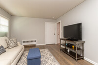 Gladstone Apartments in Omaha, NE - Building Photo - Interior Photo