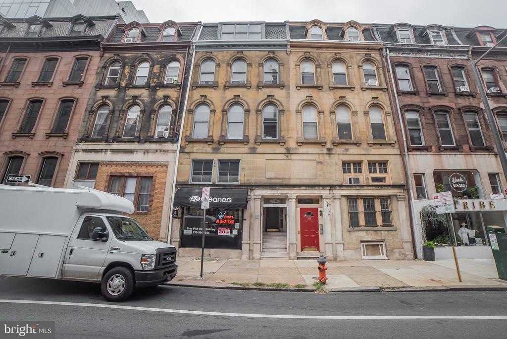 2116 Walnut St in Philadelphia, PA - Building Photo