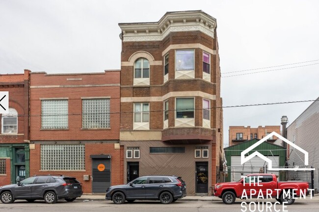 1806 W Grand Ave, Unit 3 in Chicago, IL - Foto de edificio - Building Photo