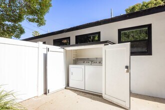 1942 Chickasaw Ave in Los Angeles, CA - Foto de edificio - Building Photo