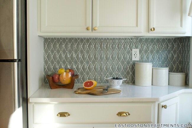 150 Bremen St in Boston, MA - Foto de edificio - Building Photo