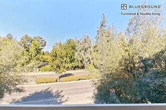 555 W Middlefield Rd in Mountain View, CA - Foto de edificio - Building Photo