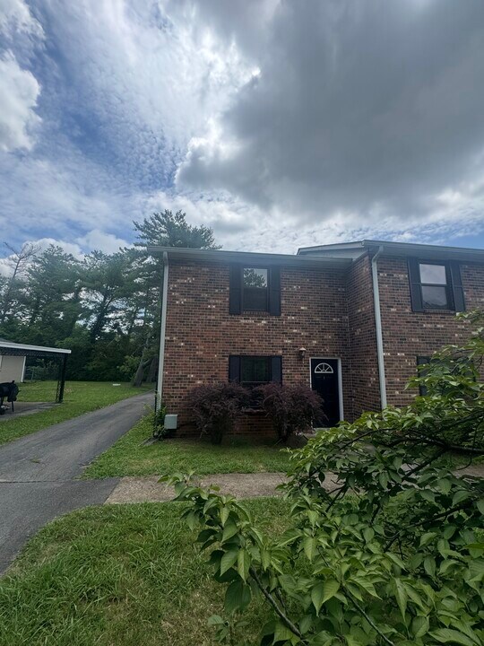 1306 Huntington Dr, Unit D in Murfreesboro, TN - Building Photo