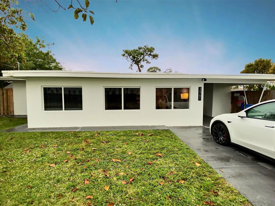 3961 NE 10th Ave in Oakland Park, FL - Building Photo