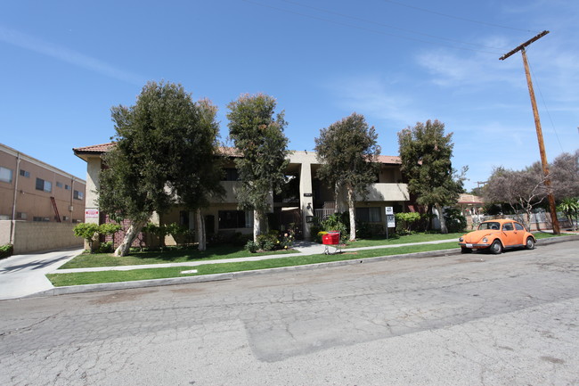 6919 Remmet Ave in Canoga Park, CA - Building Photo - Building Photo