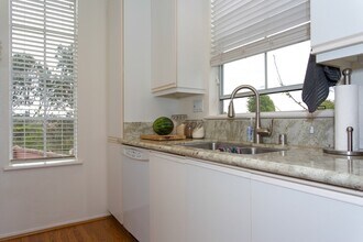 3621 Bernwood Pl, Unit 112 in San Diego, CA - Building Photo - Building Photo