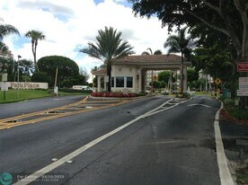 1000 St Charles Pl in Pembroke Pines, FL - Building Photo
