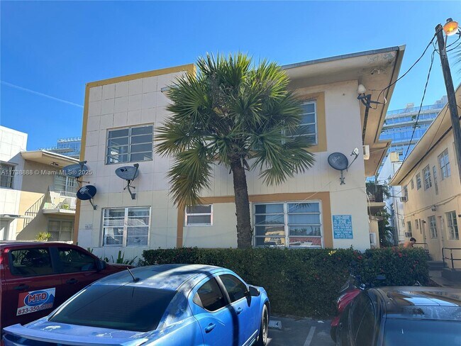 9033 Harding Ave, Unit 4 in Surfside, FL - Foto de edificio - Building Photo
