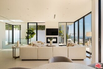 1516 Forest Knoll Dr in Los Angeles, CA - Building Photo - Building Photo