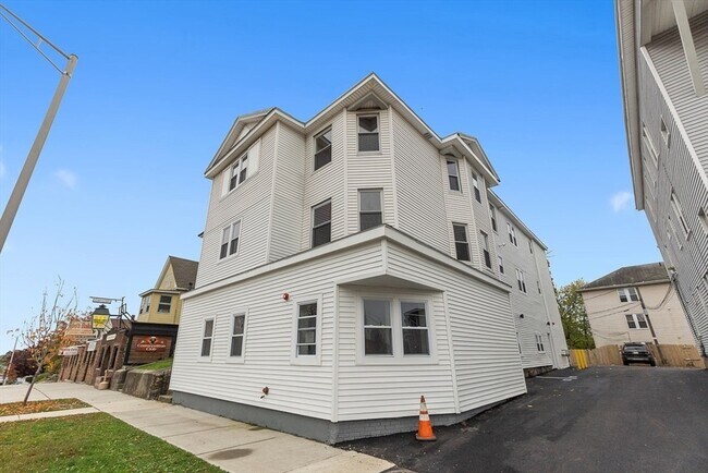 92 Hamilton St in Worcester, MA - Building Photo - Building Photo