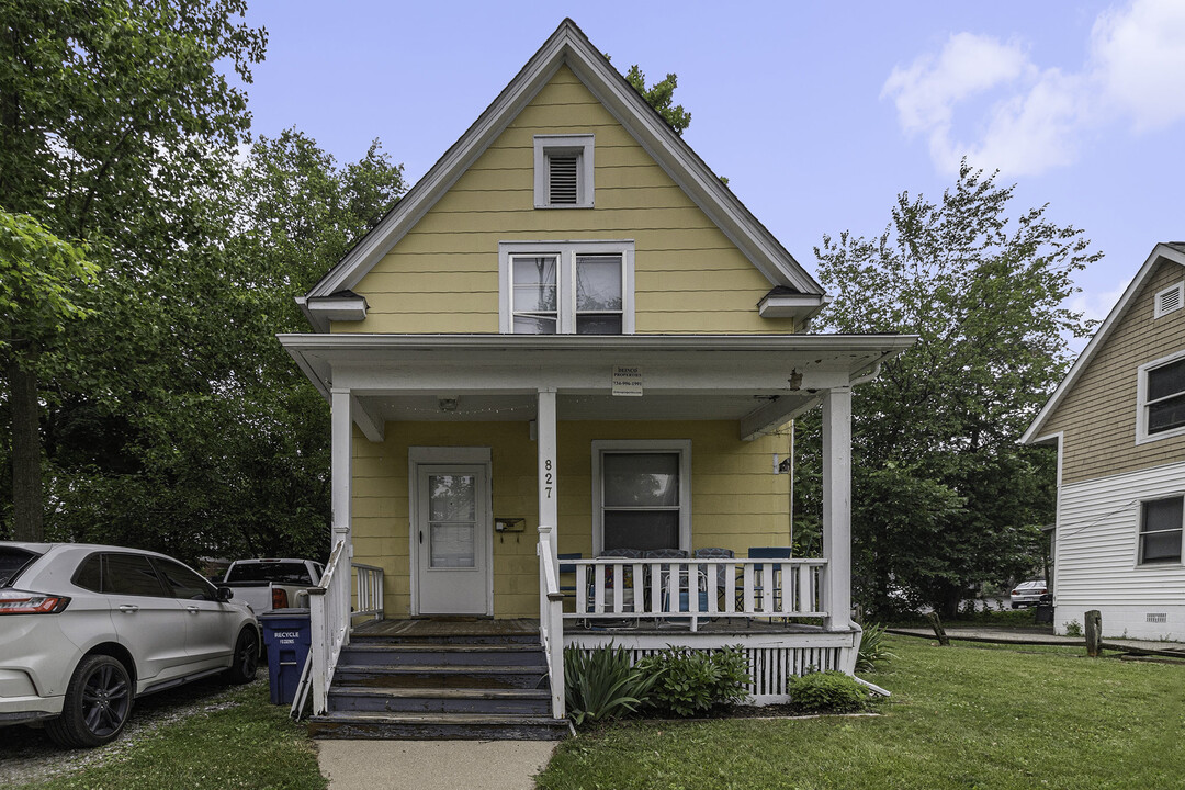 827 Brookwood Pl in Ann Arbor, MI - Building Photo