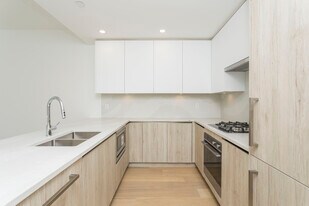 423 6th St in West Vancouver, BC - Building Photo