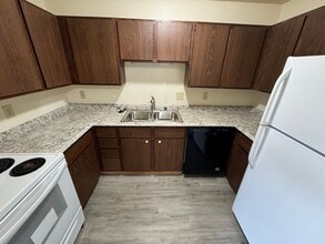 2355 Chalet Gardens Rd in Fitchburg, WI - Foto de edificio - Building Photo