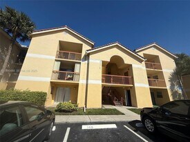 7680 Westwood Dr in Tamarac, FL - Building Photo