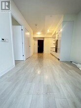 2221 Yonge St in Toronto, ON - Building Photo - Building Photo