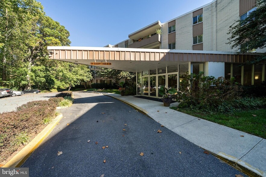 7505 Democracy Blvd, Unit 128 in Bethesda, MD - Building Photo