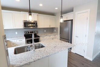 1391 Starling Dr NW in Edmonton, AB - Building Photo - Building Photo