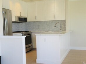 100 Lucky Dr in Corte Madera, CA - Building Photo - Building Photo