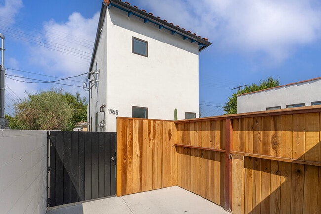 1765 N Crescent Heights Blvd in Los Angeles, CA - Building Photo - Building Photo